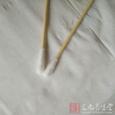 献血后应用消毒棉球盖好穿刺孔，以胶布固定