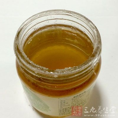 每天早晚各饮用一杯蜂蜜，可补充水分，润肠通便