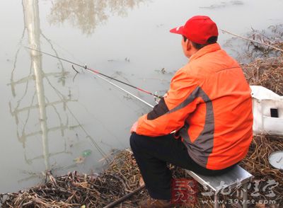 仲春有許多人選擇在野外釣魚