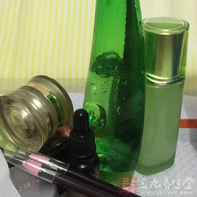 切不可再使用含有任何刺激性成分的外用品