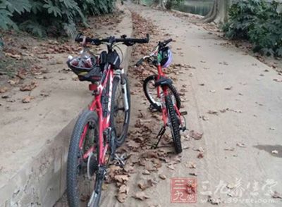 死飞车(fixed gear bicycle，后轮的齿轮与后轮直接用螺栓固接