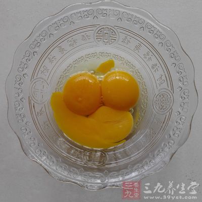 平時(shí)多吃一些綠色蔬菜和含鐵量高的食物，如蛋黃