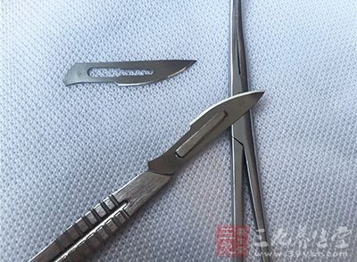 医生替一名女性病人开刀剖开头颅 医生替一名女性病人开刀剖开头颅