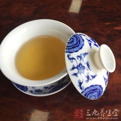 午饭后喝一杯绿茶