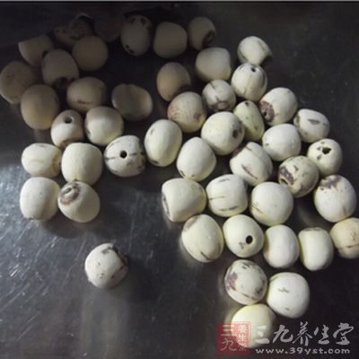 用竹叶或者莲子心泡茶喝