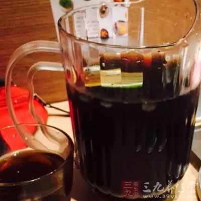 碳酸類飲料具有良好的口感和消暑效果，可補(bǔ)充水分，過(guò)多飲用則可能引起骨質(zhì)酥松