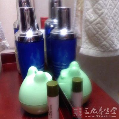 长时间使用化妆品，再加上卸妆不彻底会导致青春痘的产生