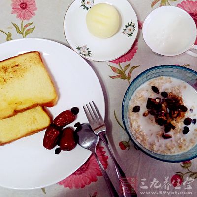 需要注意多食用一些可以補(bǔ)充氣血的食物