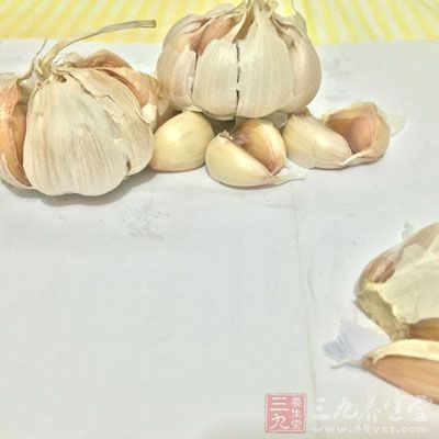 一般含硒的食物有大蒜、蘑菇、麦芽、芦笋等