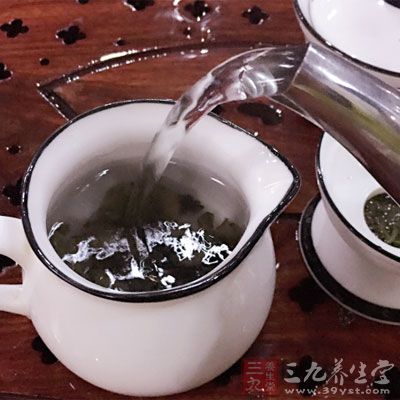 有不少老年人喜欢喝浓茶，浓茶会刺激结肠减少蠕动，加重便秘