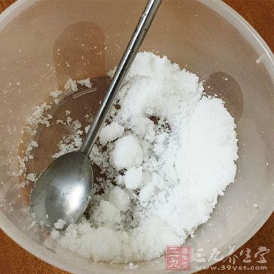 何首乌15g，大米50g，白砂糖适量