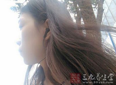 每平方厘米的头皮上约有100万个微生物 每平方厘米的头皮上约有100万个微生物