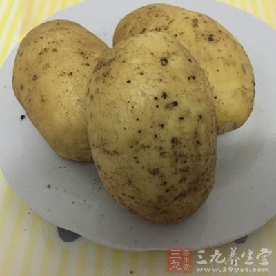 蔬菜类选含纤维低的蔬菜，如去皮胡萝卜、土豆