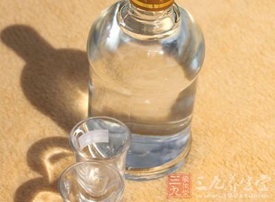 長期大量飲酒可導致許多并發(fā)癥如脂質(zhì)代謝紊亂