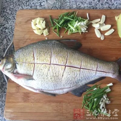 魚的個(gè)頭與其口感有一定關(guān)系，太小，魚還沒(méi)有完全發(fā)育成熟，肉質(zhì)不夠鮮嫩，魚刺可能會(huì)很多