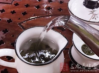 硫唓一邊倒茶一邊問話小葫仙