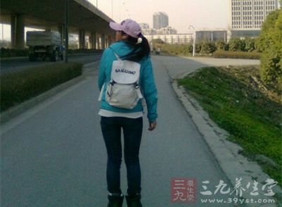 让抽筋的脚尽量伸直,勿让膝盖弯曲 让抽筋的脚尽量伸直,勿让膝盖弯曲