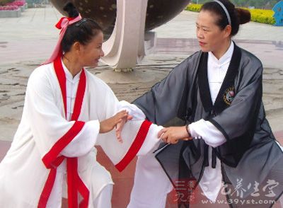 上了年纪的老年朋友可以慢走、散步或打太极拳 上了年纪的老年朋友可以慢走、散步或打太极拳