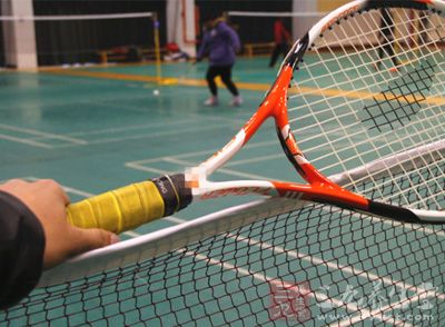 打网球的时候虽然是用手拿拍子但是下半身其实也在运动