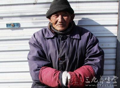 发病年龄在55岁前处于较低水平，55岁后逐渐升高