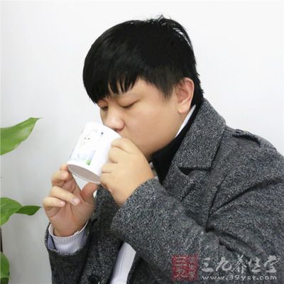 首先要做的就是多喝水,好是纯水和柠檬水 首先要做的就是多喝水,好是纯水和柠檬水