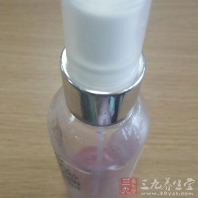 要使用弱酸性化妆品