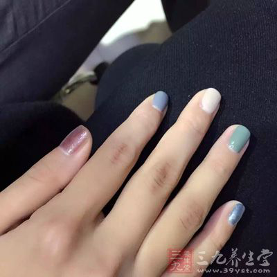 普通指甲油的溶剂成分基本都是有毒或者有害的物质 普通指甲油的溶剂成分基本都是有毒或者有害的物质