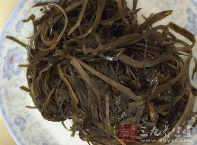 海带含碘多，碘有助于甲状腺激素的合成，而甲状腺源程序素有产热效应