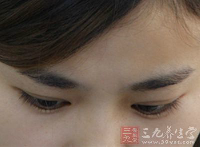 眉毛如柳叶般细长,双眉呈现弧形状 眉毛如柳叶般细长,双眉呈现弧形状