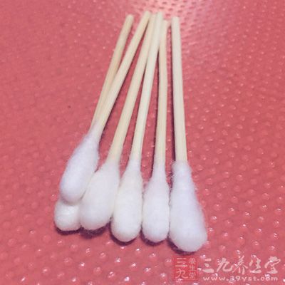 使用棉簽蘸水放入鼻孔內來進行清除