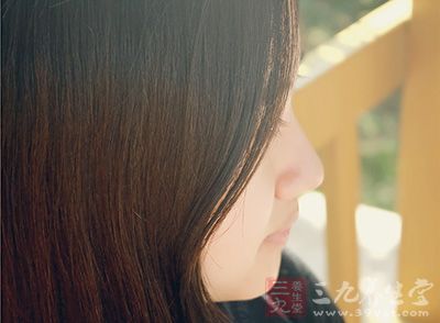 常在阳光下曝晒,皮肤会变黑 常在阳光下曝晒,皮肤会变黑