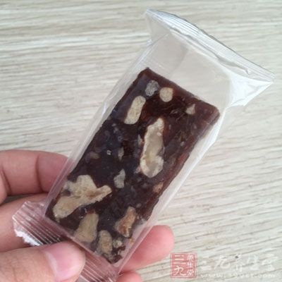 阿胶为黑驴皮经过漂泡去毛后，加冰糖等配料熬制而成