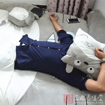 蒙着头睡觉，空气不流通导致缺氧