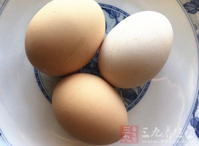 用鸡蛋2枚、茯苓粉30克