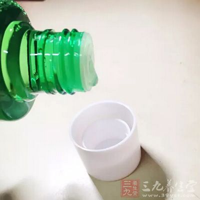 不宜選用油質(zhì)化妝品