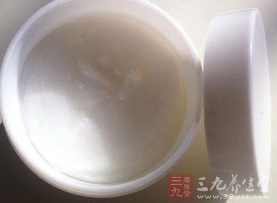 使用劣质化妆品会导致过敏