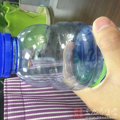 一般的运动饮料含有6%-8%的碳水化合物 一般的运动饮料含有6%-8%的碳水化合物