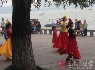 街舞中一些对关节、肌肉有可能造成损伤的动作已经被尽可能地避免 街舞中一些对关节、肌肉有可能造成损伤的动作已经被尽可能地避免