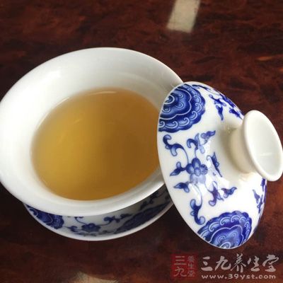 綠茶中含有豐富的維生素A原，這種物質(zhì)被人體吸收后會(huì)轉(zhuǎn)化成維生素A