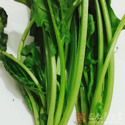 對于老年人來說，菠菜一個(gè)突出的優(yōu)點(diǎn)是其富含的葉黃素能延緩老年黃斑的惡化