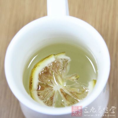 起床后喝一大杯温柠檬水