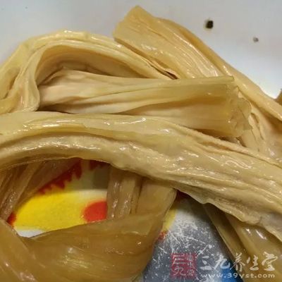 腐竹提前用水泡开，洗净