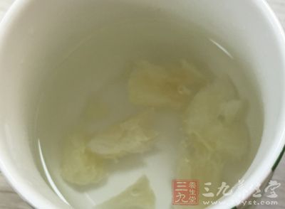 柚子味甘、酸，性寒，有健胃化食、下氣消痰、輕身悅色等功用