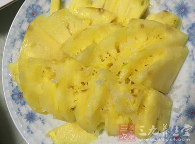 食用菠萝不仅可以清洁肠道、帮助调节肤色 食用菠萝不仅可以清洁肠道、帮助调节肤色