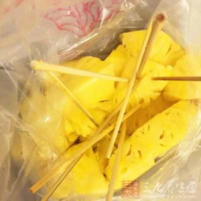 新鲜的菠萝含水量较高，约为85%