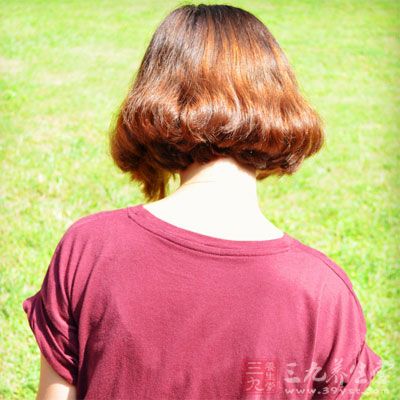 女人天生缺乏安全感，尤其是一个女人孤身在外的时候，渴望的就是能有个男人陪伴她