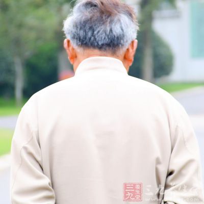 人到中老年，由于前列腺開始衰退，結(jié)締組織增生