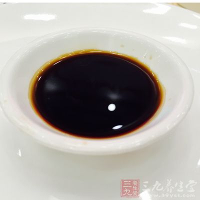 一個(gè)護(hù)士給硫唓端過(guò)來(lái)一小碟醋，硫唓一飲而盡