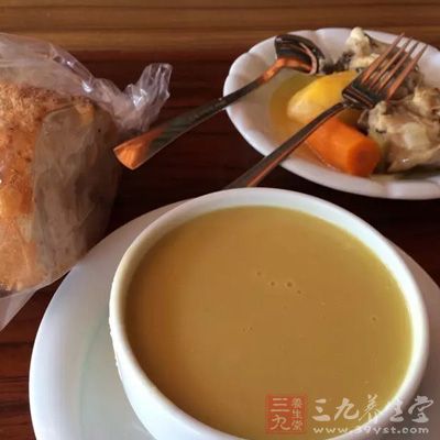 过多食用高糖食物，可使血液粘稠度加重