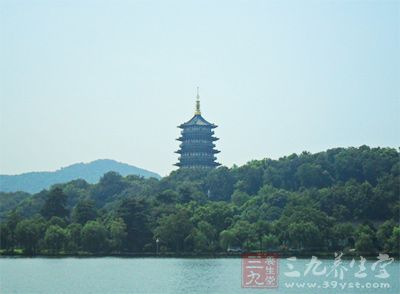 遠(yuǎn)處是山色空蒙，青黛含翠